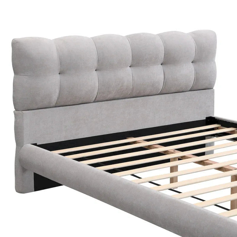 Lit plateforme Queen rembourré en chenille grise avec tête de lit touffetée Cookie