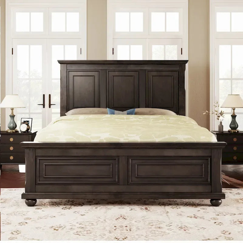 Lit plateforme traditionnel en pin brun foncé avec tête de lit à panneau décoratif
