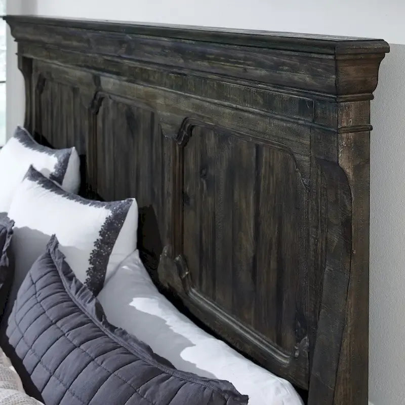 Lit en panneau de bois traditionnel Peppercorn avec tête de lit sculptée
