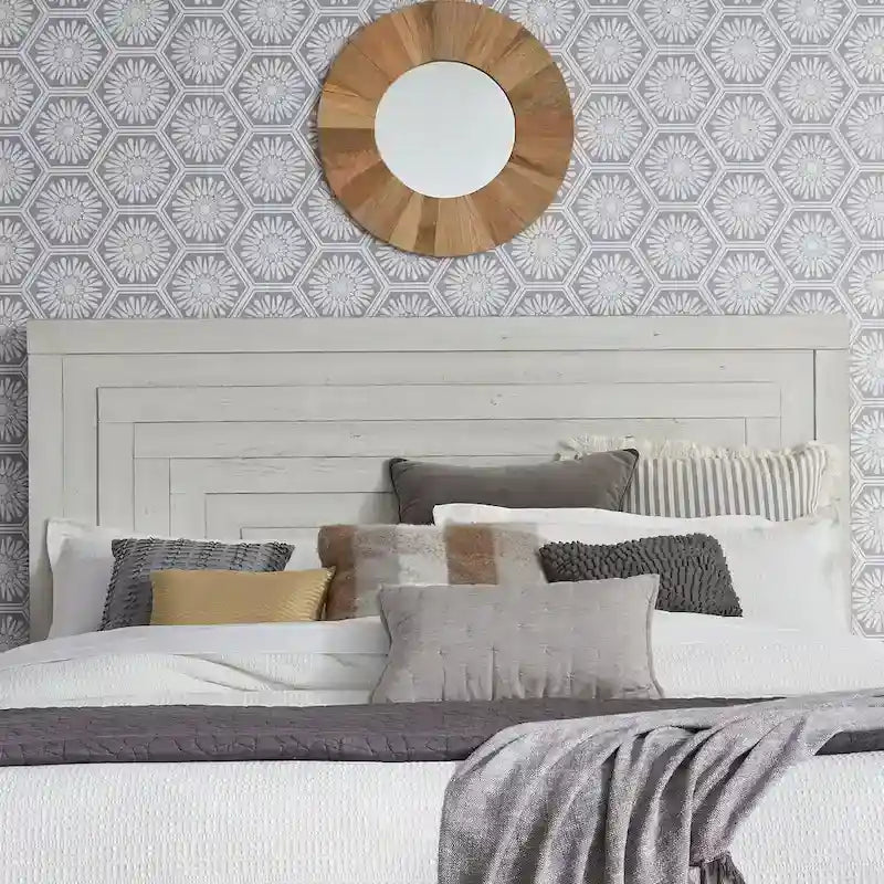 Lit plateforme queen en bois blanc vieilli avec tête de lit géométrique