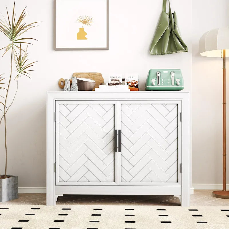 Buffet bas accentué à double porte à chevrons et étagères réglables, style antique