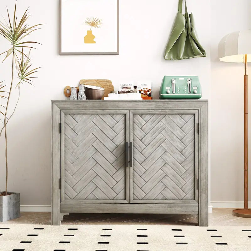 Buffet bas accentué à double porte à chevrons et étagères réglables, style antique