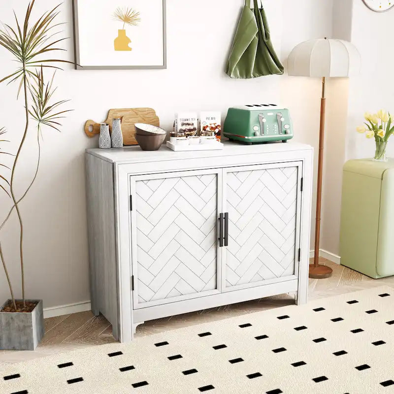 Buffet bas accentué à double porte à chevrons et étagères réglables, style antique