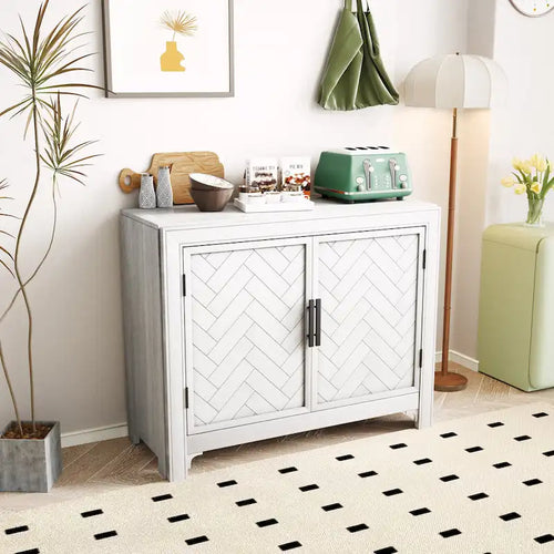 Buffet bas accentué à double porte à chevrons et étagères réglables, style antique