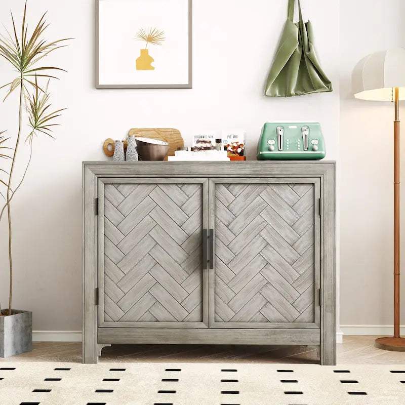 Buffet bas accentué à double porte à chevrons et étagères réglables, style antique