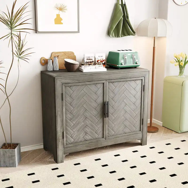 Buffet bas accentué à double porte à chevrons et étagères réglables, style antique