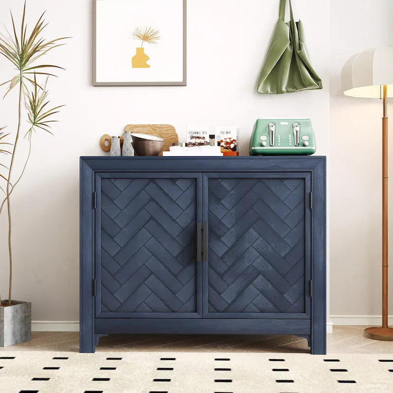 Buffet bas accentué à double porte à chevrons et étagères réglables, style antique