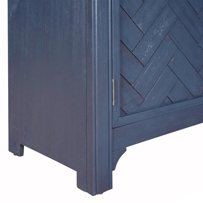 Buffet bas accentué à double porte à chevrons et étagères réglables, style antique