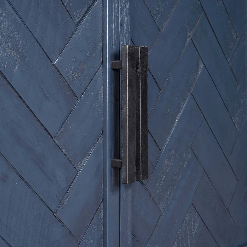 Buffet bas accentué à double porte à chevrons et étagères réglables, style antique