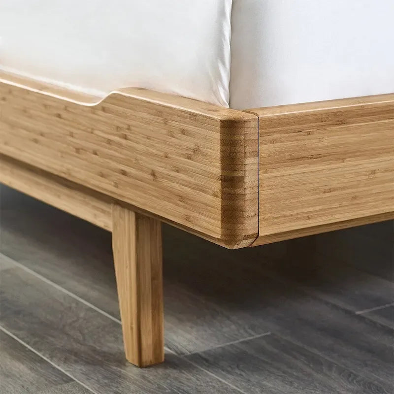 Lit plateforme Queen en bambou massif caramélisé, pieds coniques, style moderne du milieu du siècle