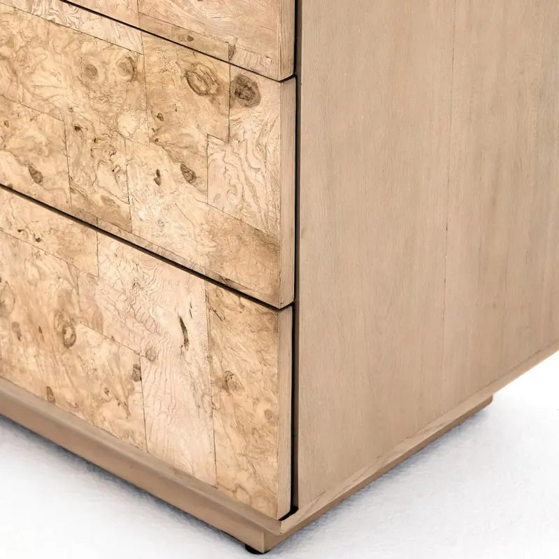 Commode à six tiroirs en ronce de bois blanchie avec façades à loquet-poussoir