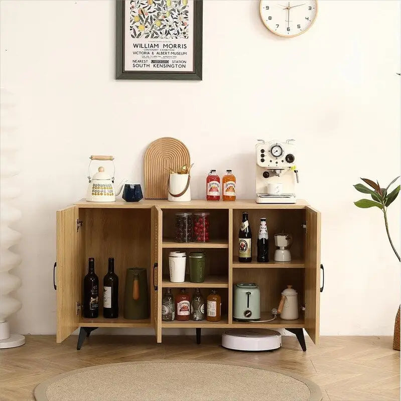 Meuble de rangement à trois portes en rotin tressé et bois naturel, finition naturelle