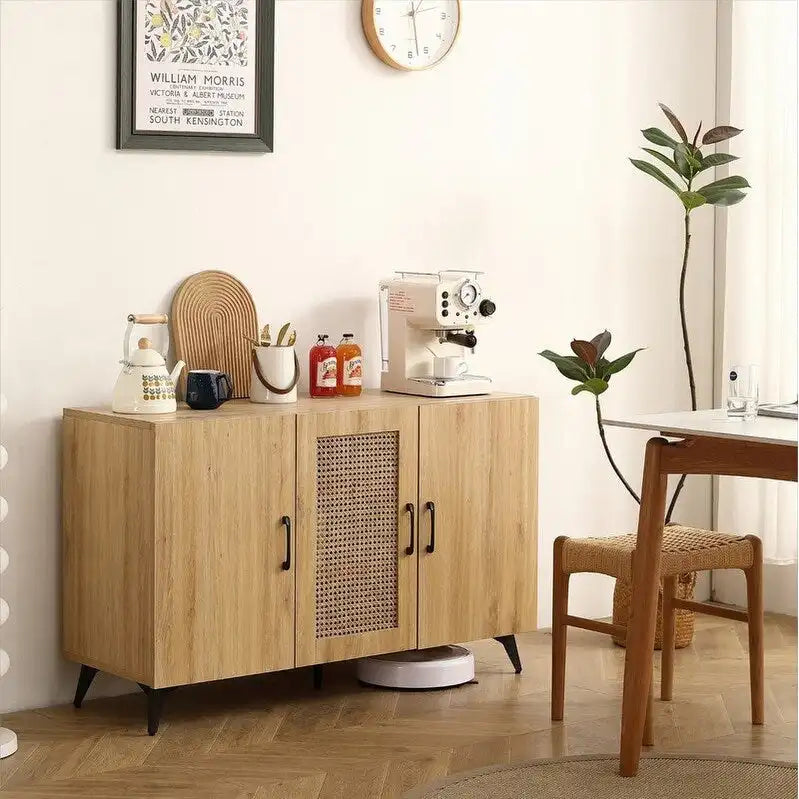 Meuble de rangement à trois portes en rotin tressé et bois naturel, finition naturelle