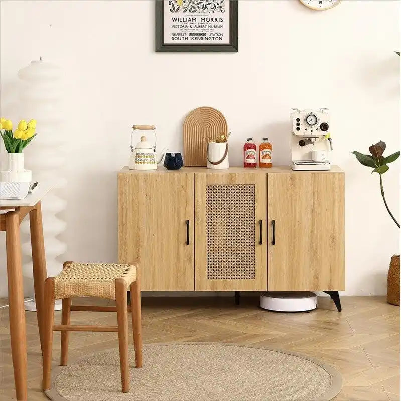Meuble de rangement à trois portes en rotin tressé et bois naturel, finition naturelle