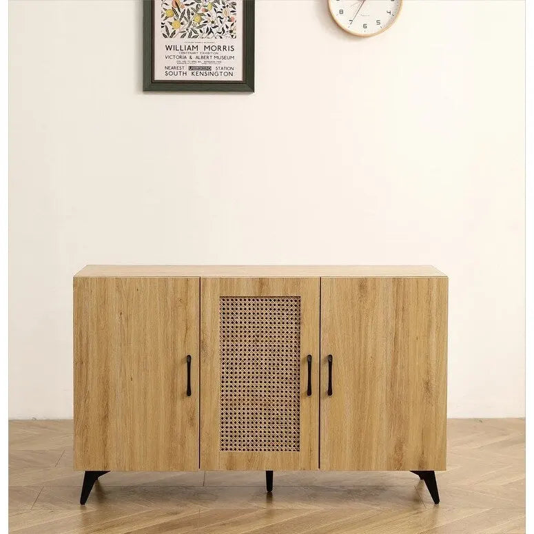 Meuble de rangement à trois portes en rotin tressé et bois naturel, finition naturelle