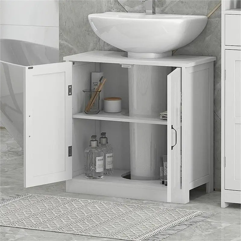 Meuble sous-évier blanc à double porte avec étagère réglable et poignées métalliques