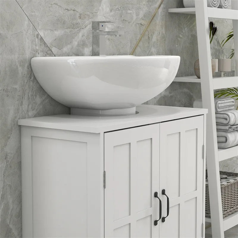 Meuble sous-évier blanc à double porte avec étagère réglable et poignées métalliques
