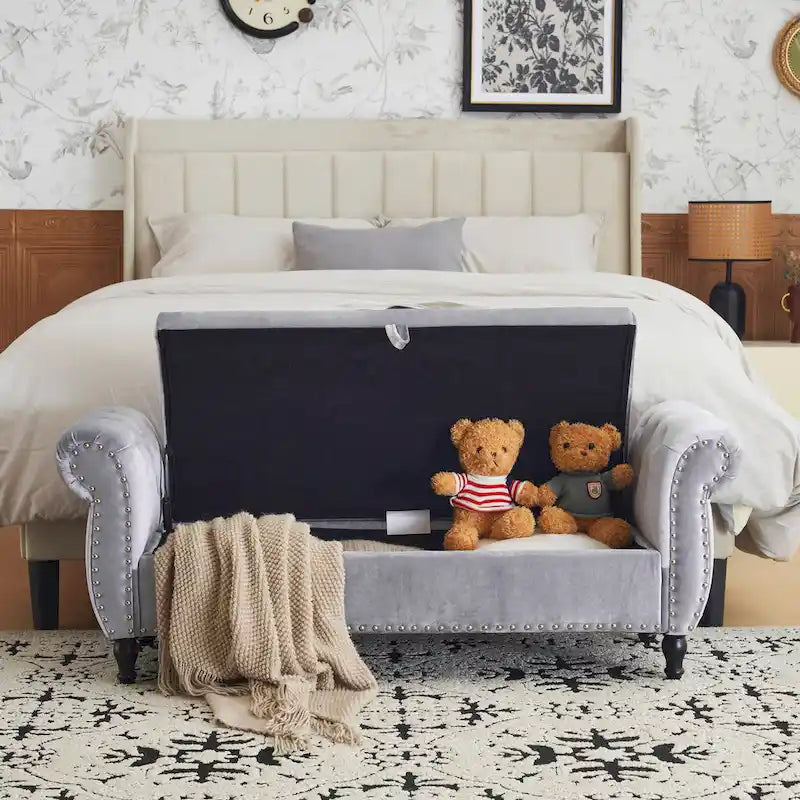 Banc de rangement ottoman en velours avec accoudoirs roulés et garniture cloutée beige